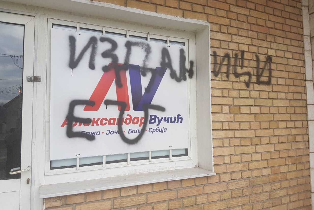 SNS: Uvredljivi grafiti na ulazu u prostorije u Surčinu!